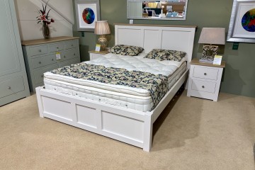- Modo 25 Bedroom Kingsize Panel Bed with Oak Top