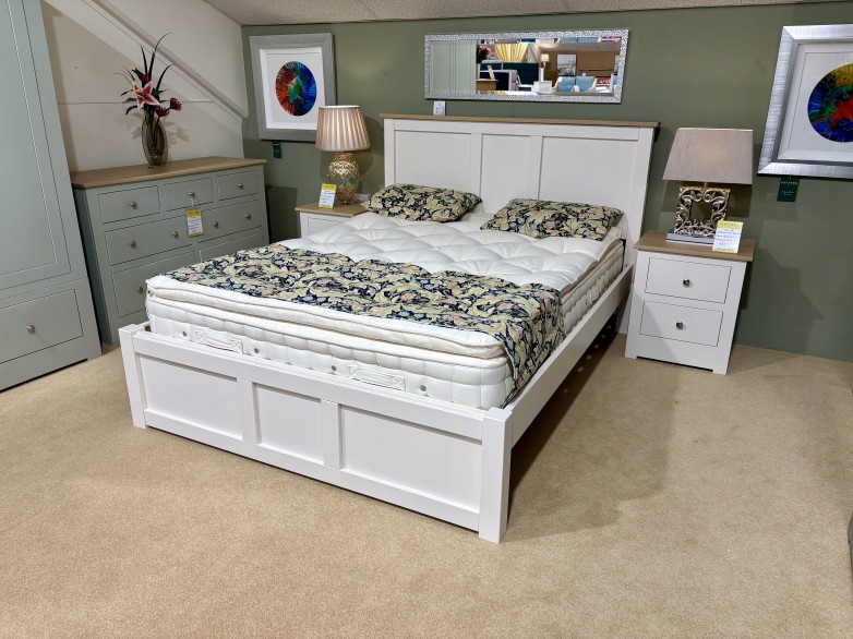 - Modo 25 Bedroom Kingsize Panel Bed with Oak Top