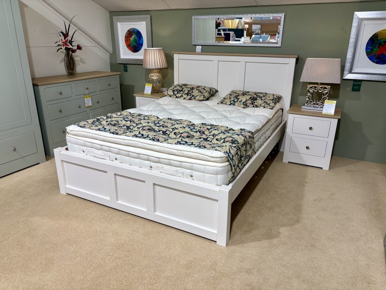 - Modo 25 Bedroom Kingsize Panel Bed with Oak Top