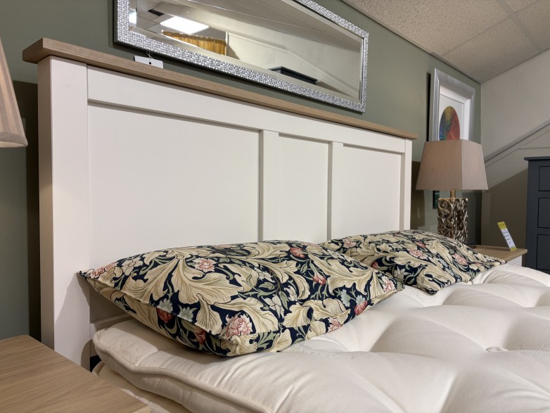 - Modo 25 Bedroom Kingsize Panel Bed with Oak Top