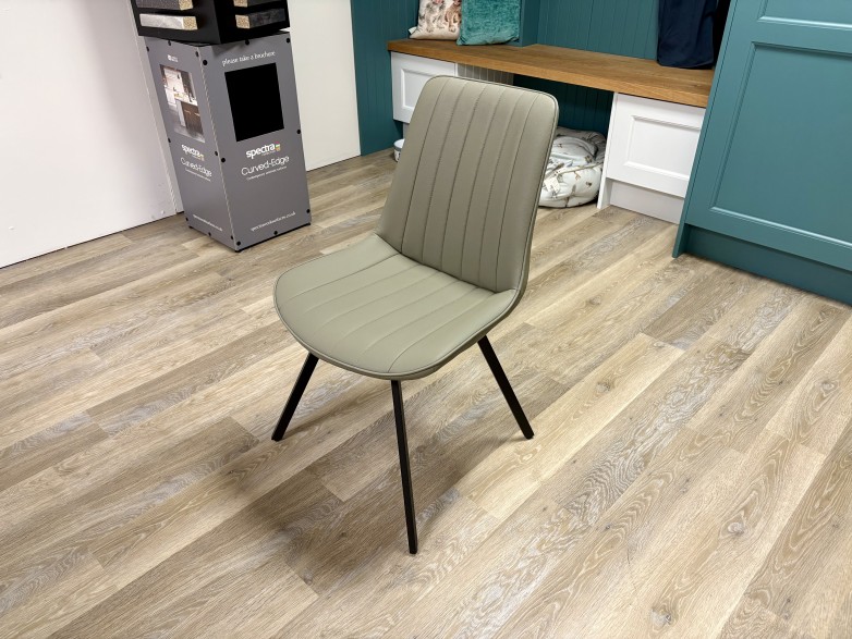 Sanoma Extending Dining Table and 6x Milo Dining Chairs